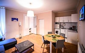 Jules' Sunny, Spacious And Central Apartment